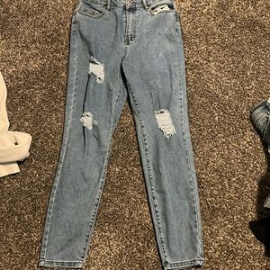 Cute high-rise blue jeans. Soft and comfortable.